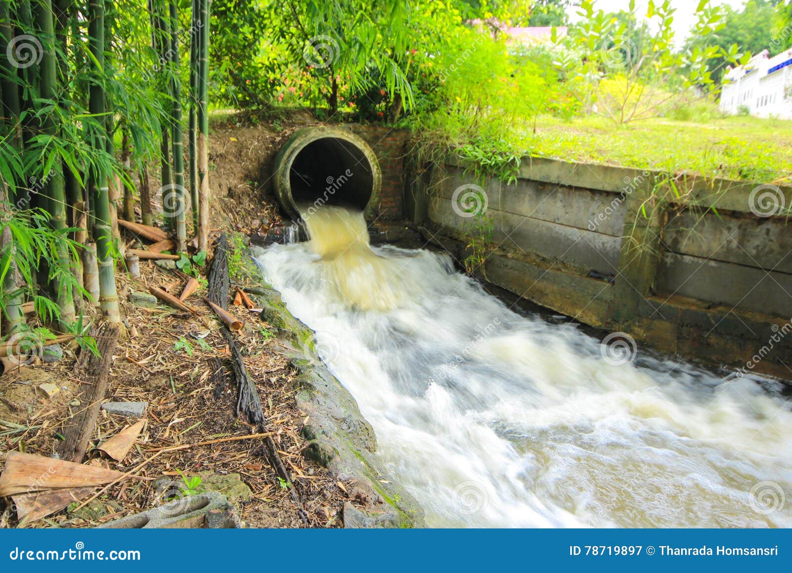 water-die-van-een-rioolbuis-een-rivier-stromen-78719897.jpg