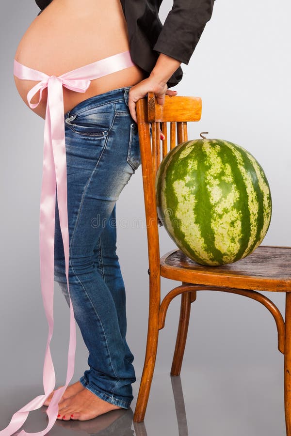 de-zwangere-vrouw-en-de-watermeloen-20957763.jpg