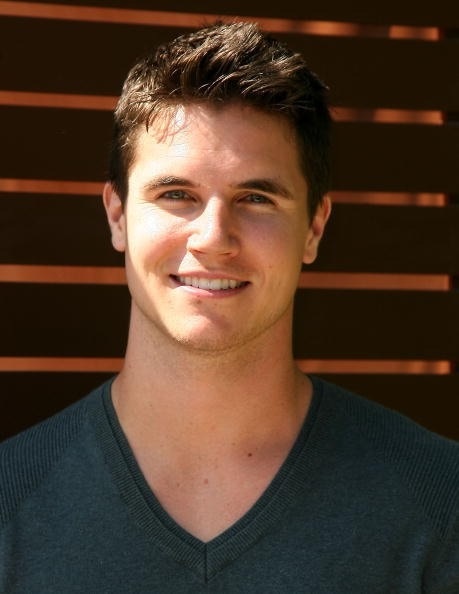 Robbie-robert-patrick-amell-33693088-459-594.jpg