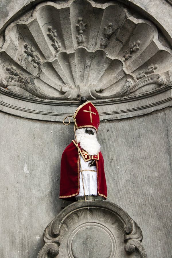 manneken-pis-sinterklaas-kleren-brussel-belgie-37413944.jpg