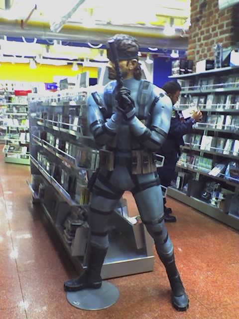 Solid_Snake_life_size_figure_by_kilt3.jpg