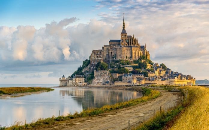 Mont-Saint-Michel-696x435.jpg