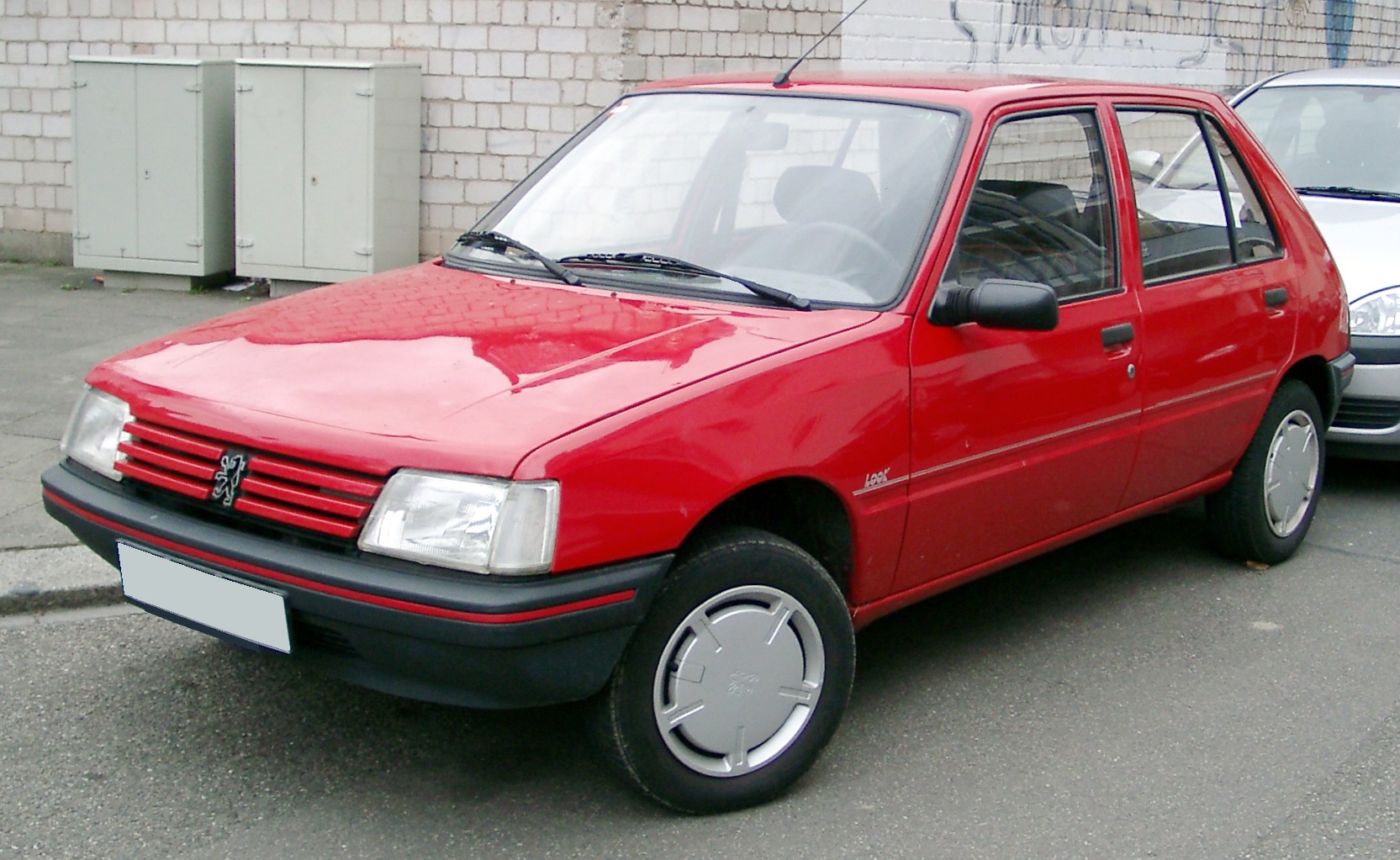 Peugeot_205_front_20080121.jpg