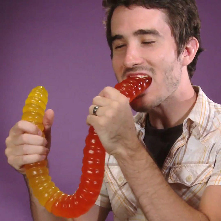 worlds-largest-gummy-worm-xl.jpg