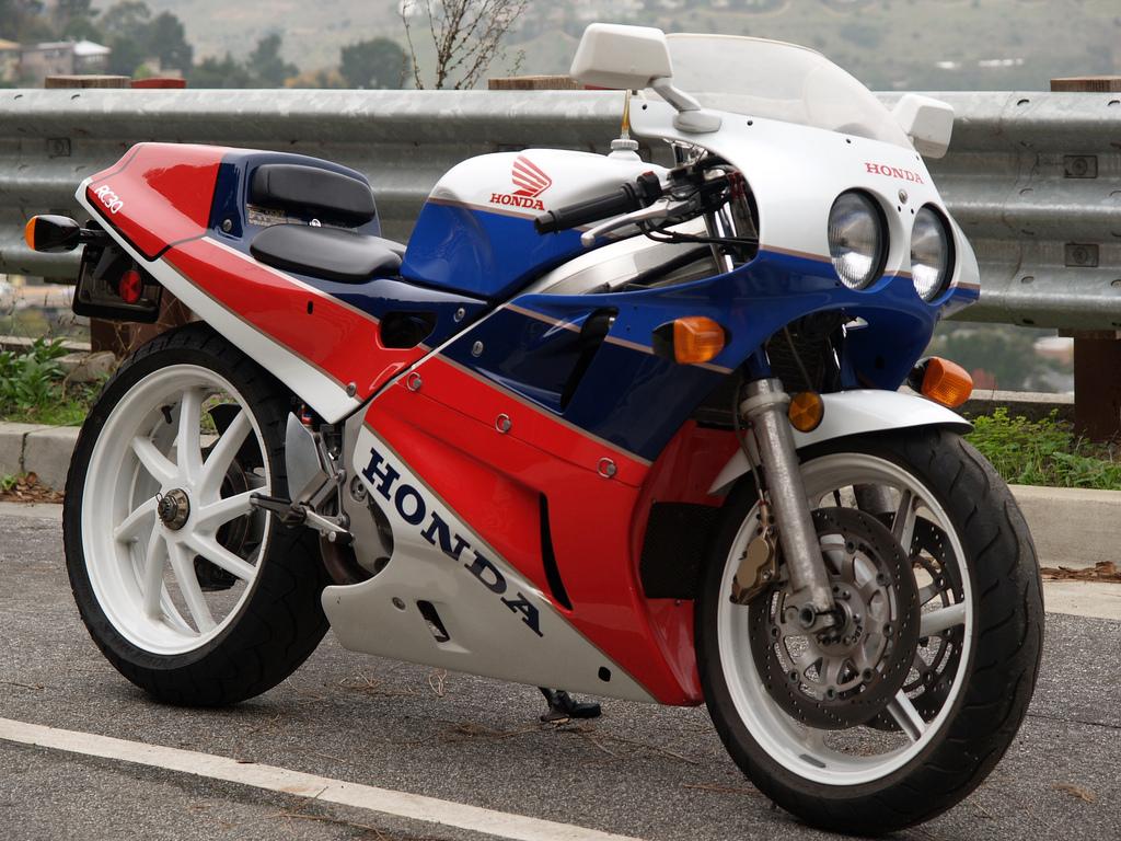 Honda-RC-30-right-side-angle-view1.jpg