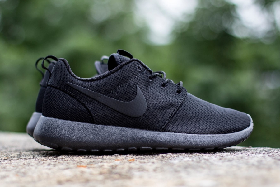 nike-roshe-run-triple-black-03.jpg