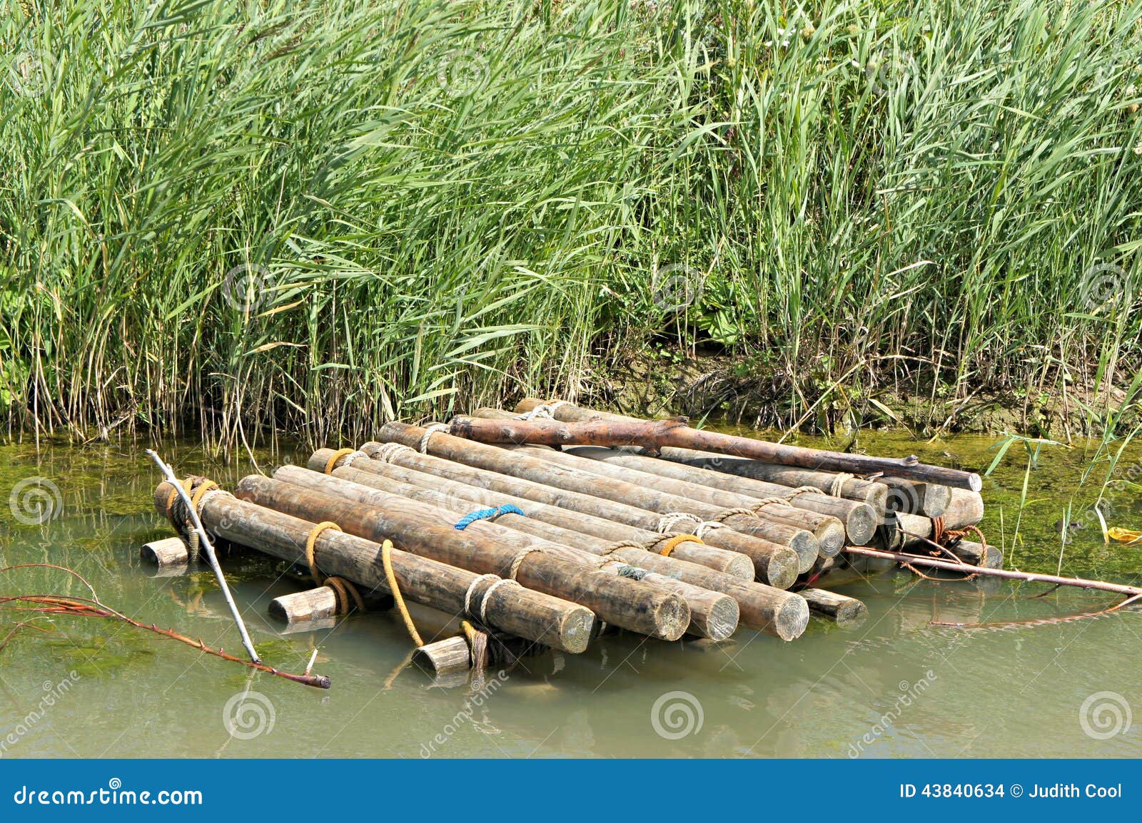 houten-vlot-het-water-43840634.jpg