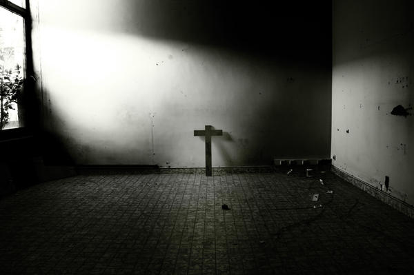 Someone_never_left_by_SyRuS_Photography.jpg