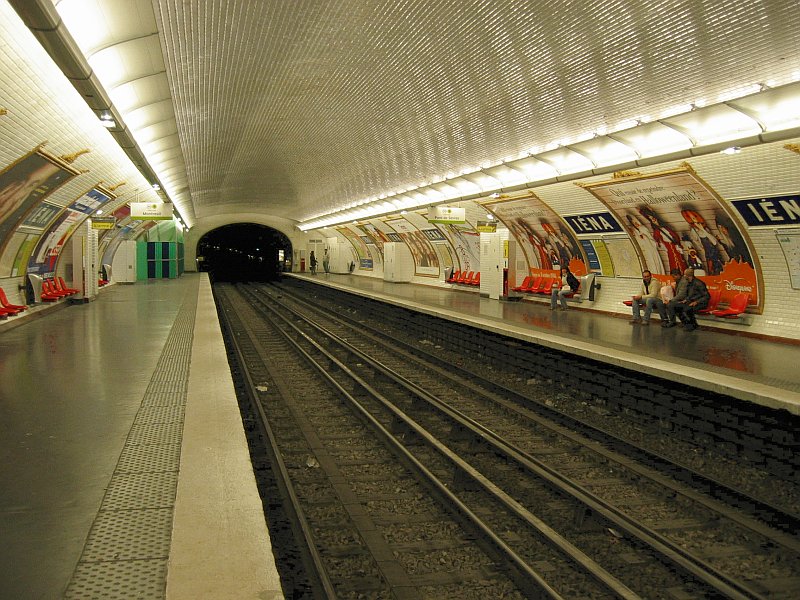 Paris_Metro_Iena.jpg