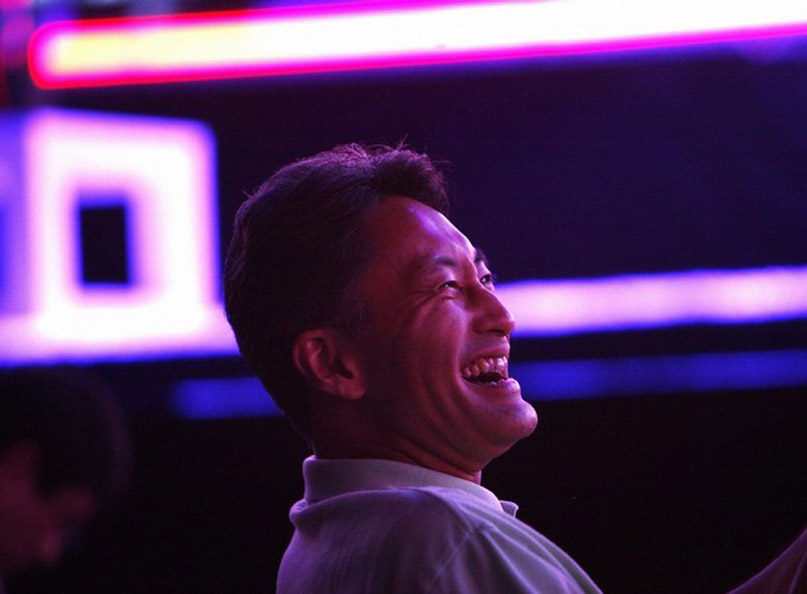 kaz_hirai_laughing[1].jpg
