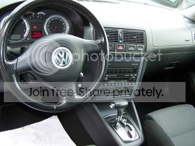 Volkswagen-Golf_6689408.jpg