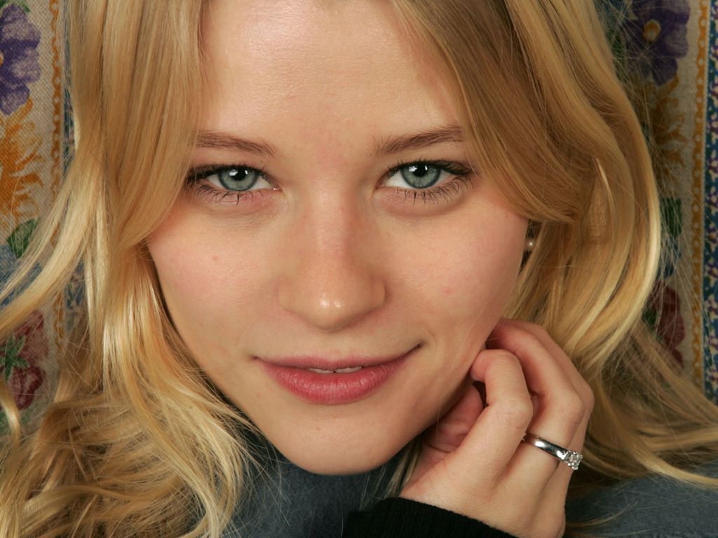 1249113-emilie_de_ravin_20.jpg