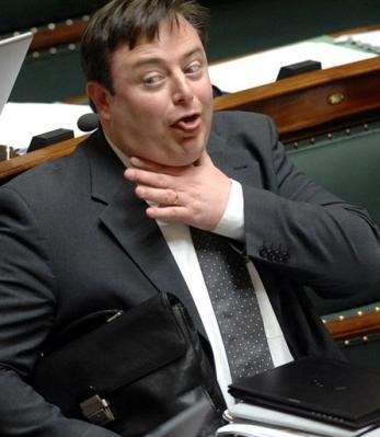 bart-de-wever-dans-le-role-de-letrangleur.jpg