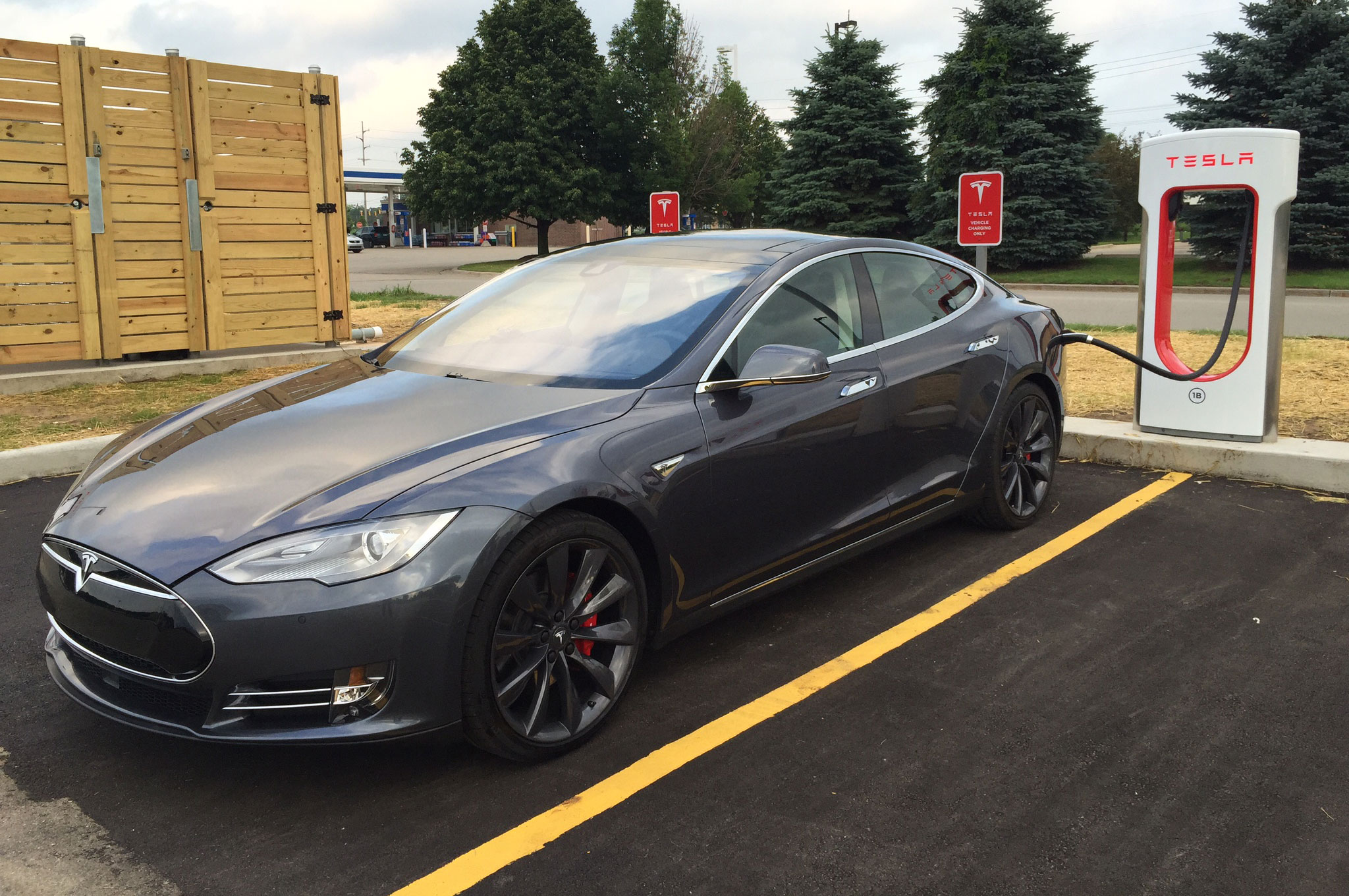 Tesla-Supercharger-07.jpg