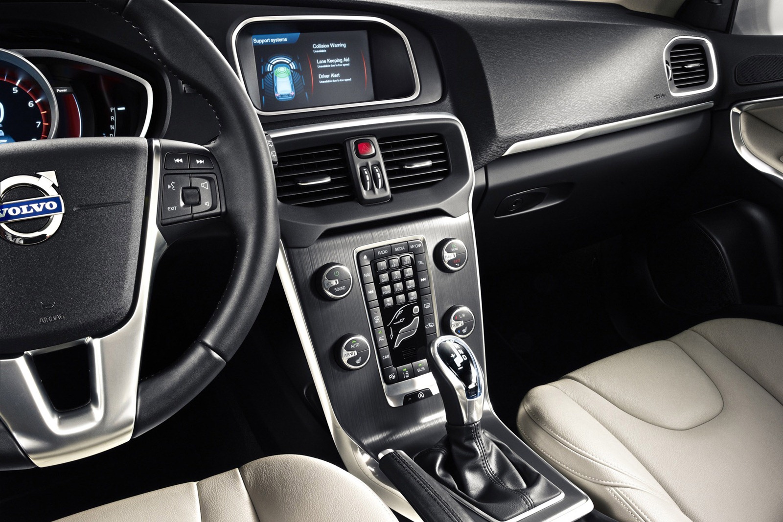 2013-Volvo-V40-interior-1.jpg
