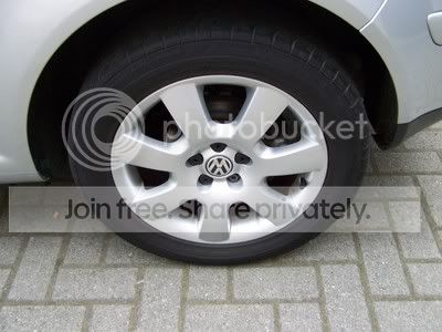 Volkswagen-Golf_6689407.jpg